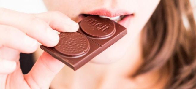 Как отстирать пятна шоколада с одежды