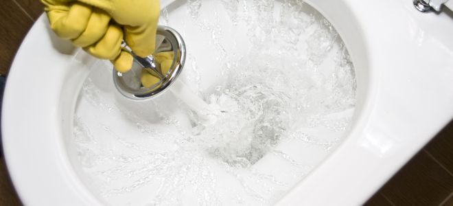 Как быстро избавиться от засора в унитазе