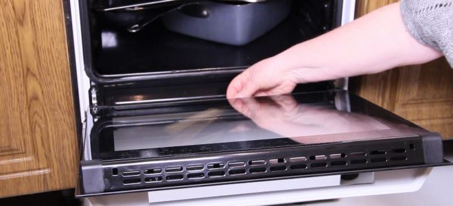Как почистить стекло в духовке, расположенное внутри дверцы