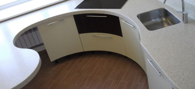 Как использовать подоконник узкой кухни под варочную поверхность