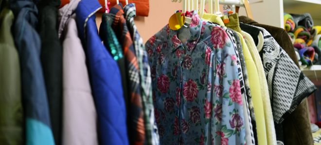 Как быстро освежить ношенную одежду без стирки