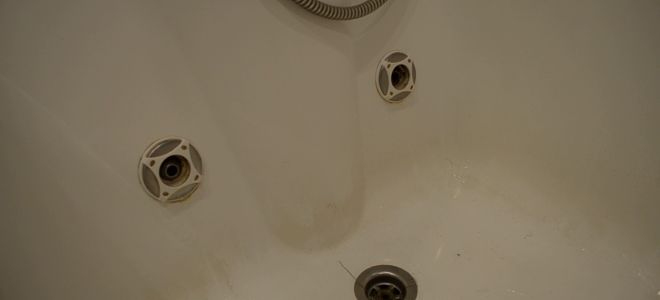 5 способов очистить ванну от желтых пятен