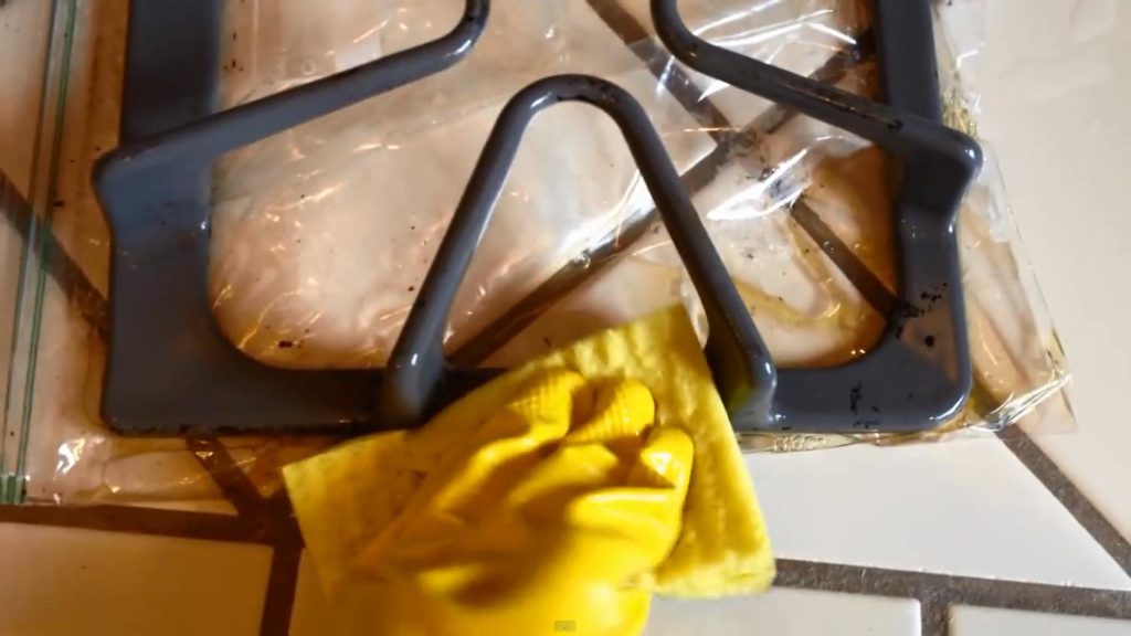 Как быстро очистить чугунную решетку газовой плиты